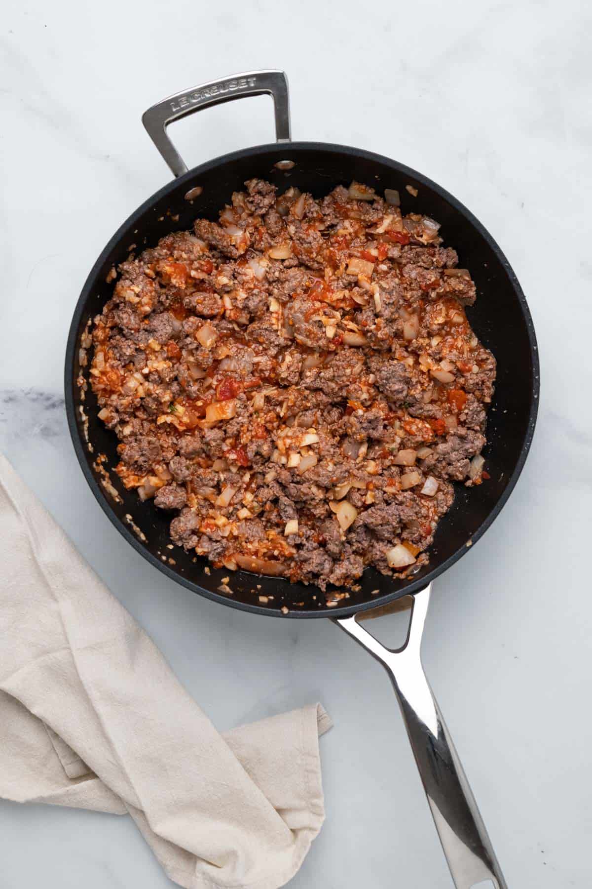 mezcla cocida de carne picada, cebolla y tomate en una sartén