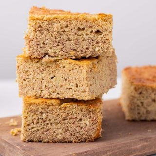 Tres cuadrados de pan de maíz apilados