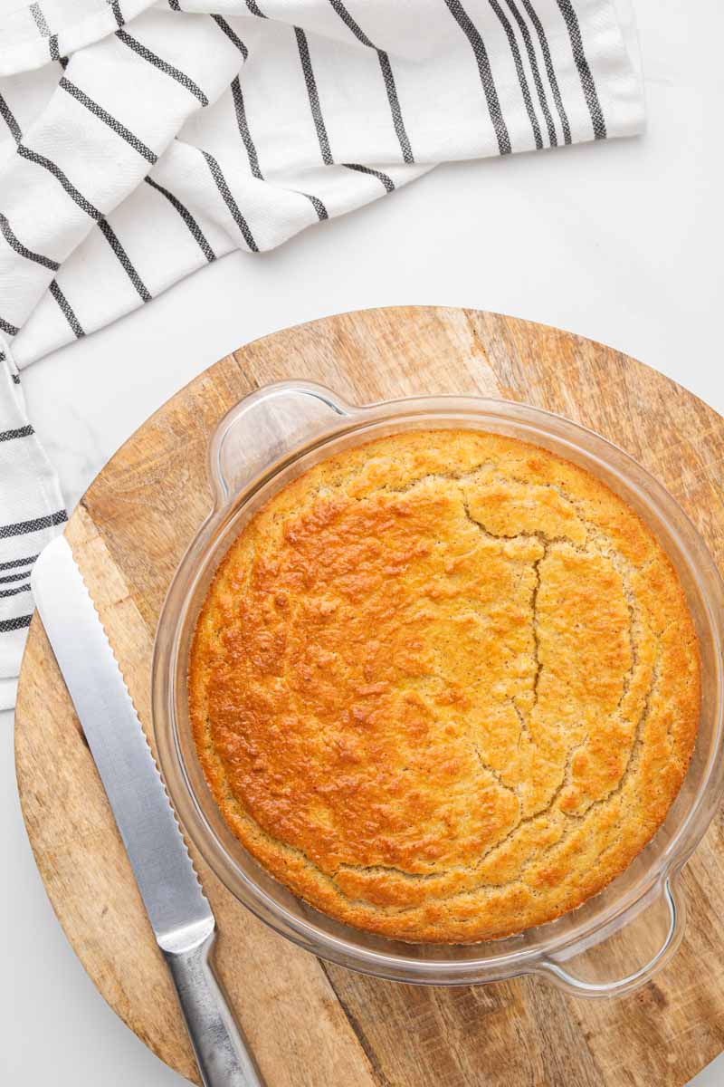 Pan de maíz dorado al horno con un cuchillo de pan, listo para servir