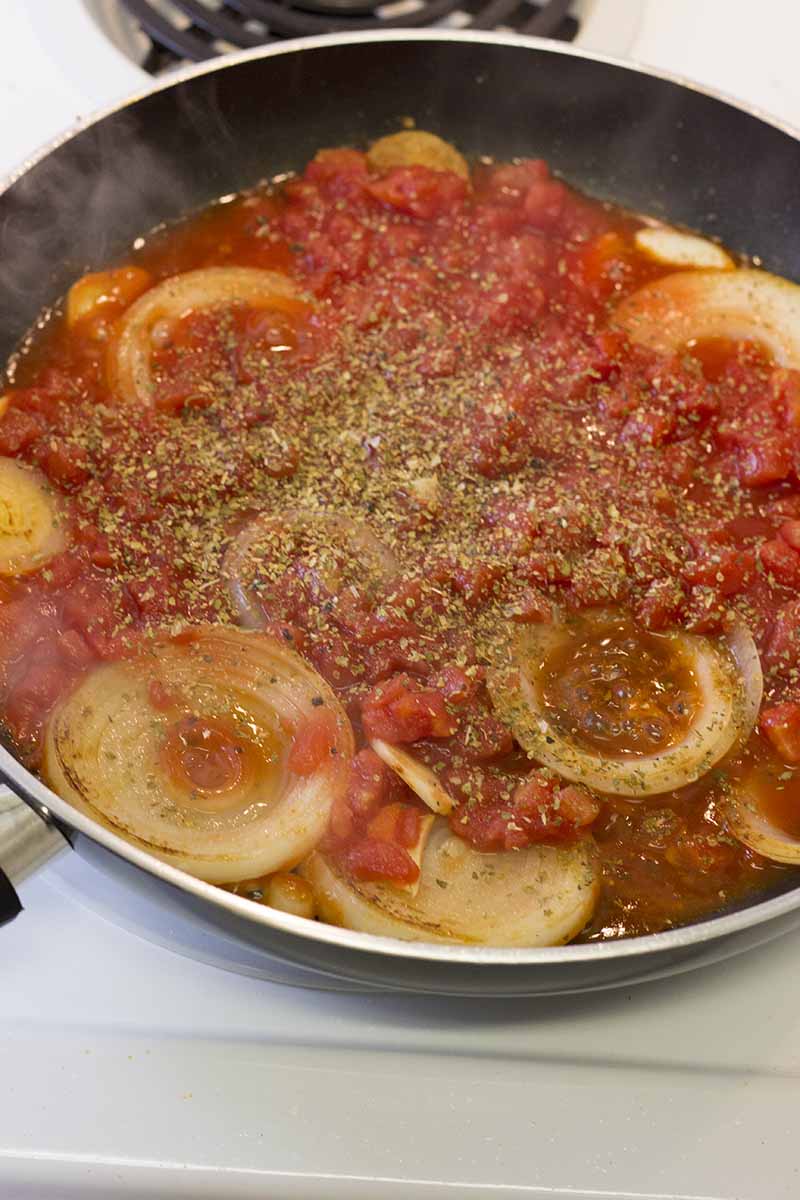 Cocinar la salsa de tomate con cebolla