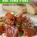 Ahi poke con un trozo de pan