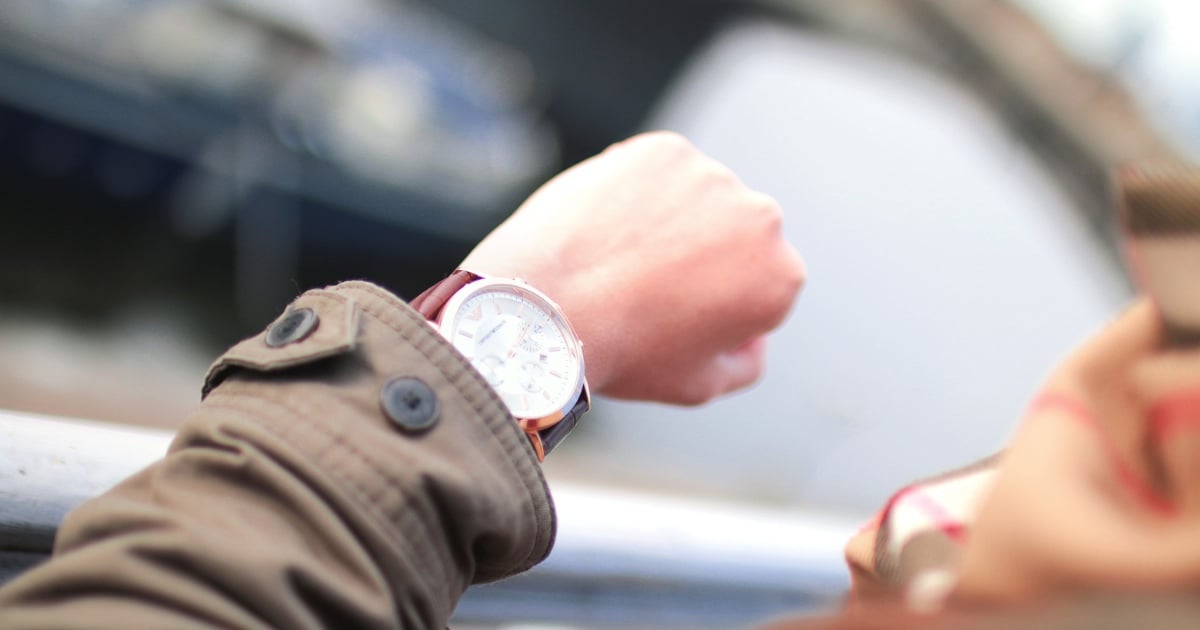 Hombre mirando el reloj para decidir cuándo tomar metformina